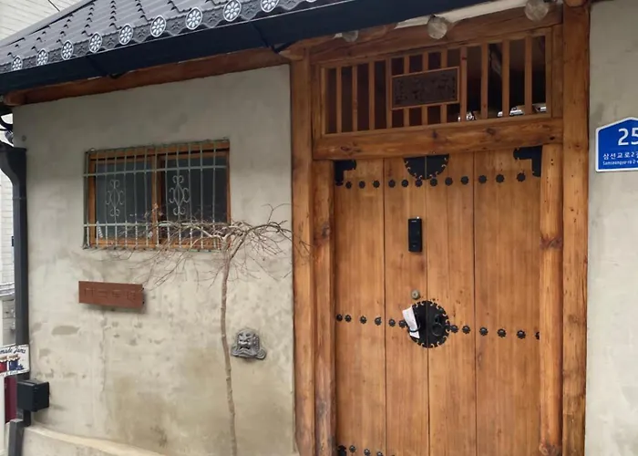 Apartment 지하철 2분 , 6인3룸4베드 ,독채 , 마당 ,동대문 명동 경복궁 10분 ,성수 홍대 20분 Seoul