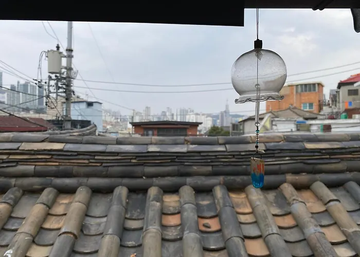 지하철 2분 , 6인3룸4베드 ,독채 , 마당 ,동대문 명동 경복궁 10분 ,성수 홍대 20분 *