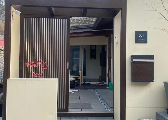 지하철 2분 , 6인3룸4베드 ,독채 , 마당 ,동대문 명동 경복궁 10분 ,성수 홍대 20분 Seoul