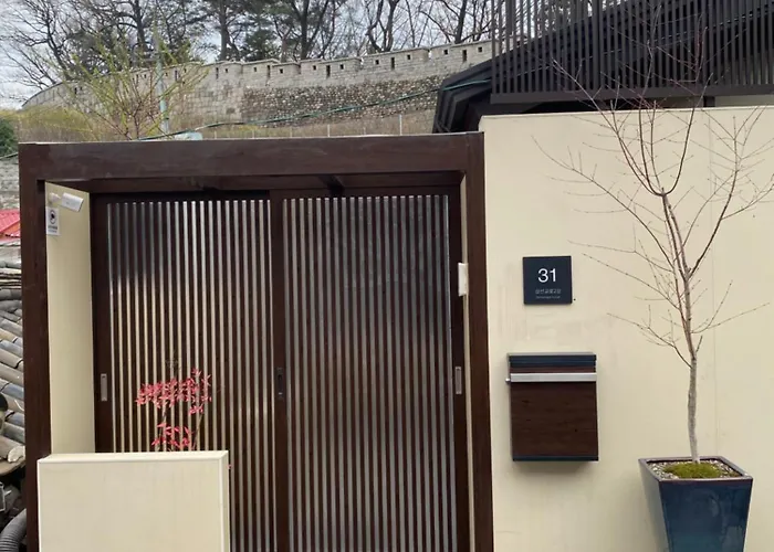 지하철 2분 , 6인3룸4베드 ,독채 , 마당 ,동대문 명동 경복궁 10분 ,성수 홍대 20분 * Seoul