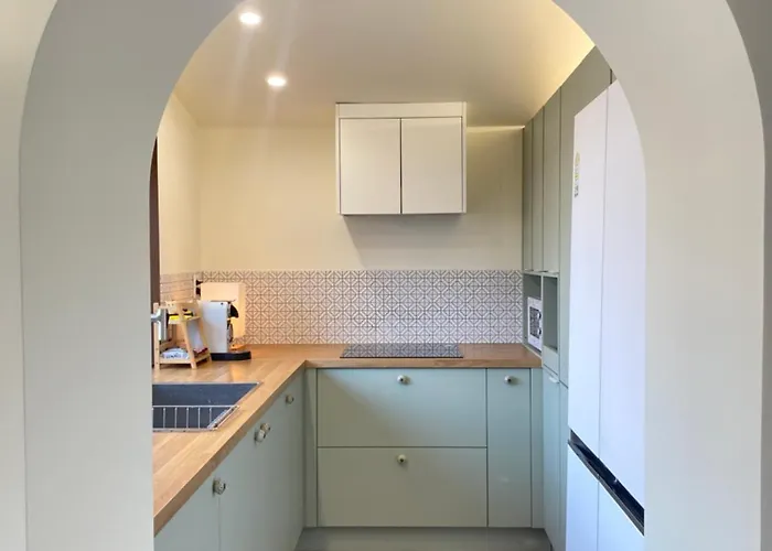 지하철 2분 , 6인3룸4베드 ,독채 , 마당 ,동대문 명동 경복궁 10분 ,성수 홍대 20분 Apartment *