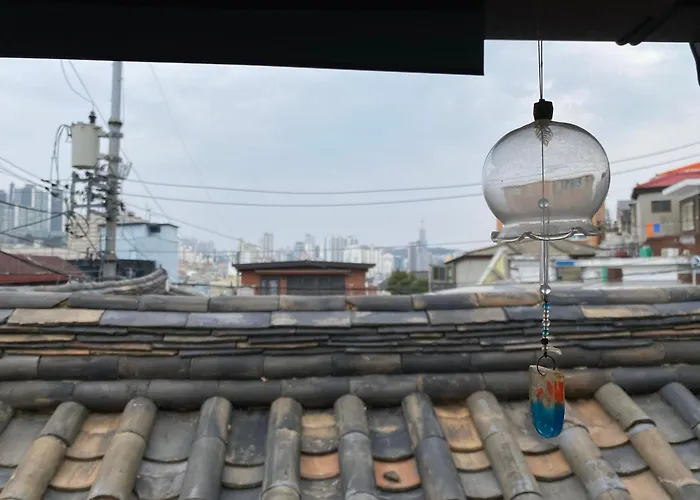 지하철 2분 , 6인3룸4베드 ,독채 , 마당 ,동대문 명동 경복궁 10분 ,성수 홍대 20분 Apartment *