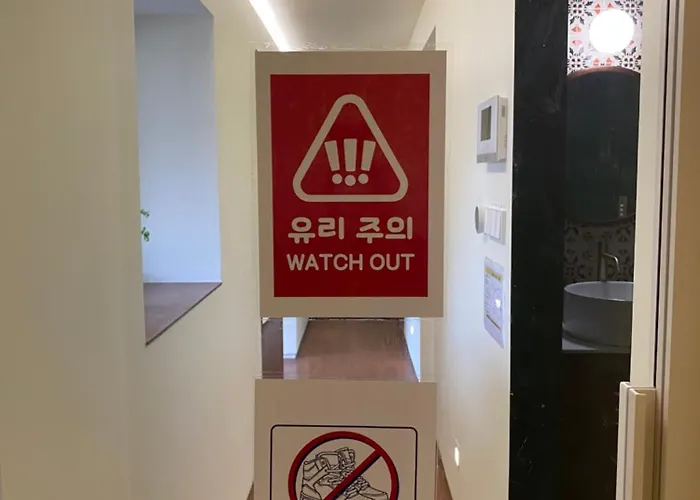 지하철 2분 , 6인3룸4베드 ,독채 , 마당 ,동대문 명동 경복궁 10분 ,성수 홍대 20분