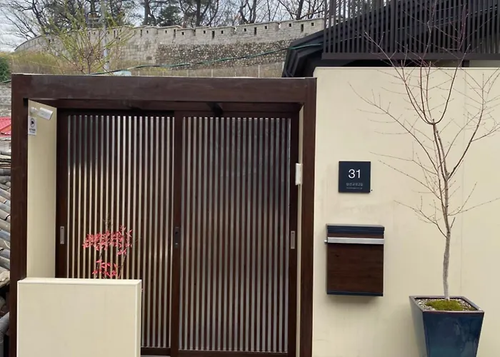 지하철 2분 , 6인3룸4베드 ,독채 , 마당 ,동대문 명동 경복궁 10분 ,성수 홍대 20분 Apartment